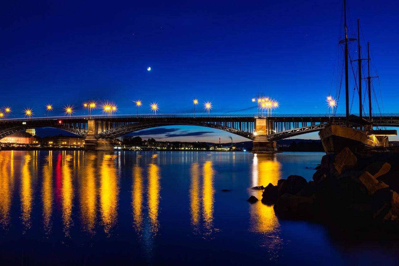 Mainz Stadtansicht mit Theodor-Heuss-Brücke bei Nacht