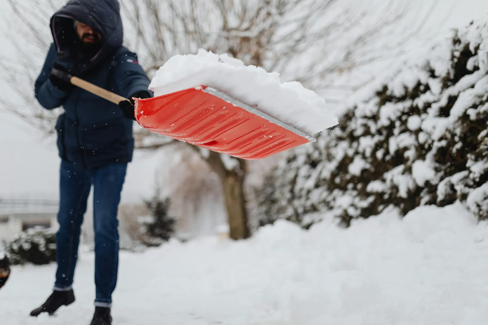 Winterdienst-Team räumt verschneiten Gehweg